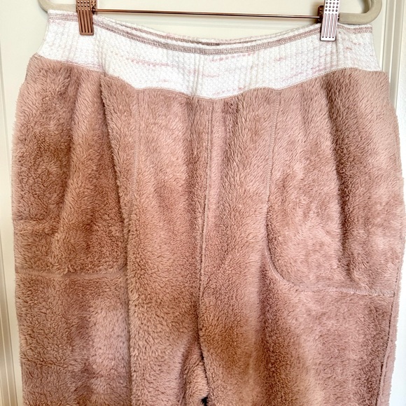 Free People - Cozy, Fuzzy Pink Lounge Set - Picture 6 of 8